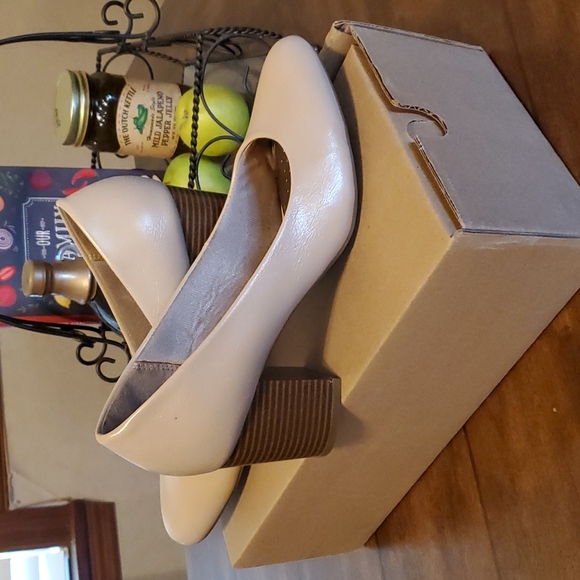 Life Stride Shoes - NWT Lifestride Nude Pump